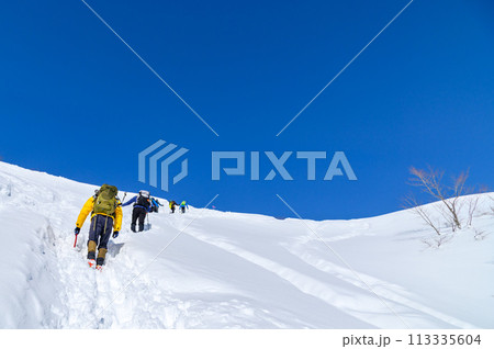 （谷川岳）雪山を登る登山者たち 113335604