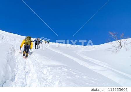 （谷川岳）雪山を登る登山者たち 113335605