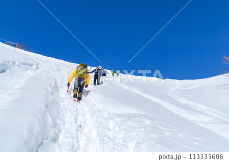 (谷川岳)雪山を登る登山者たち (谷川岳)雪山を登る登山者たち 113335606