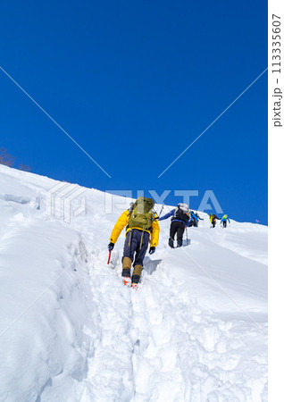 （谷川岳）雪山を登る登山者たち 113335607