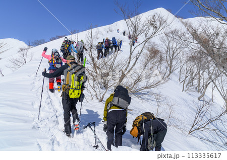（群馬県）厳冬の谷川岳雪山登山・混雑する天神尾根 113335617