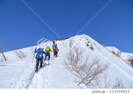 （群馬県）厳冬の谷川岳雪山登山・混雑する天神尾根 113335621