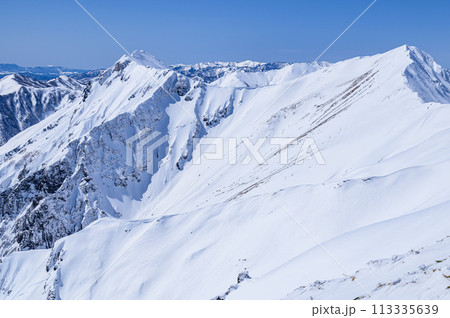 厳冬雪山の谷川岳・主稜線の絶景 113335639