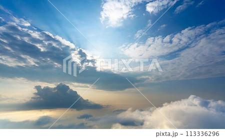 青空に広がる雲海 113336296