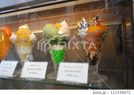 喫茶店のショーウインドウに並ぶパフェの食品サンプル 喫茶店のショーウインドウに並ぶパフェの食品サンプル 113336672