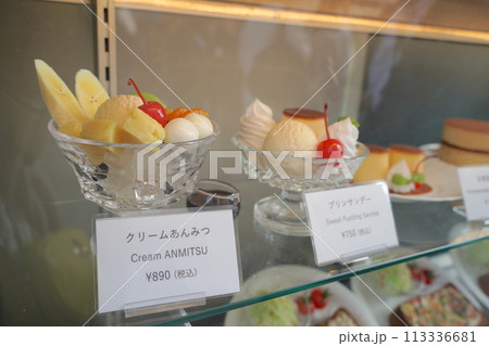 喫茶店のショーウインドウに並ぶパフェの食品サンプル 喫茶店のショーウインドウに並ぶパフェの食品サンプル 113336681
