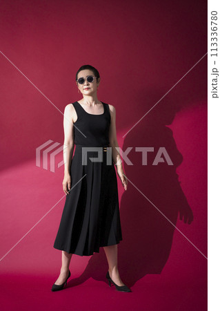 黒いワンピースの女性 黒いワンピースの女性 113336780