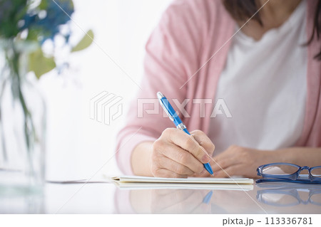 手紙を書くミドル女性の手元 手紙を書くミドル女性の手元 113336781