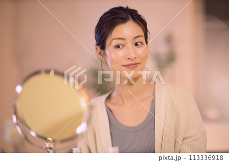 夜のスキンケアをするミドル女性 113336918