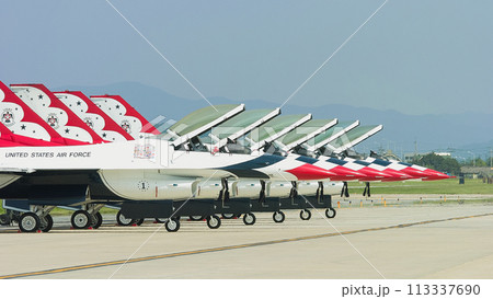 整列するアメリカ空軍アクロバットチーム「サンダーバーズ」 整列するアメリカ空軍アクロバットチーム「サンダーバーズ」 113337690