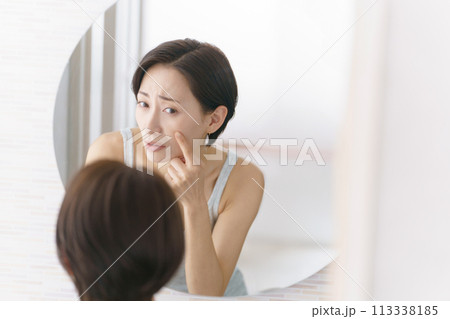 肌トラブルに悩むミドル女性 113338185