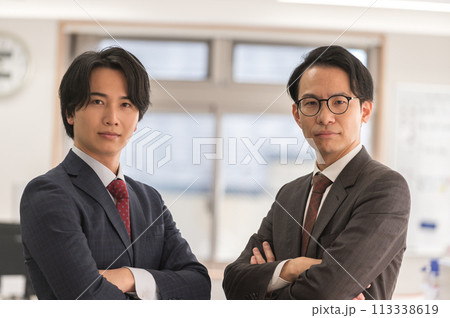 腕組するスーツ姿の2人の若い男性 113338619