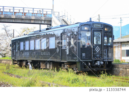 糒駅に停車する「黒銀」（平成筑豊鉄道） 113338744