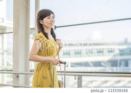 駅 空港 女性 駅 空港 女性 113339168