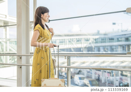 駅 空港 女性 駅 空港 女性 113339169