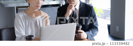 パソコンを見ながら業績やit化(dx)に悩む男女 顔なしの手元のクローズアップバナー パソコンを見ながら業績やit化(dx)に悩む男女 顔なしの手元のクローズアップバナー 113339482