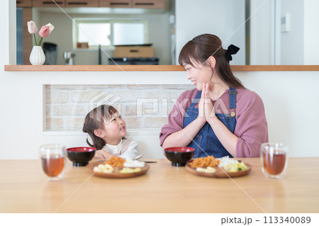 いただきますの挨拶をする女の子とお母さん いただきますの挨拶をする女の子とお母さん 113340089