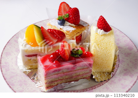 イチゴのかわいいケーキ 113340210