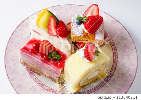 イチゴのかわいいケーキ 113340211