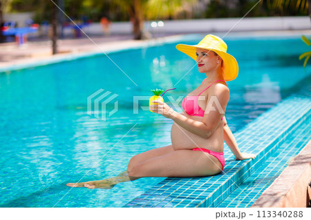 Pregnant woman in swimming pool. Healthy pregnancy 113340288