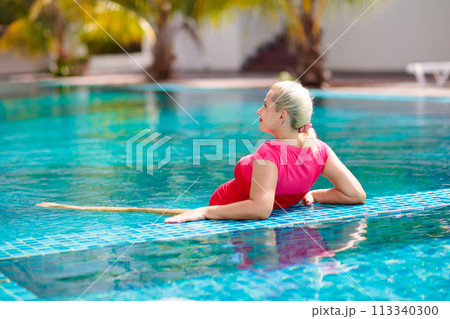 Pregnant woman in swimming pool. Healthy pregnancy 113340300