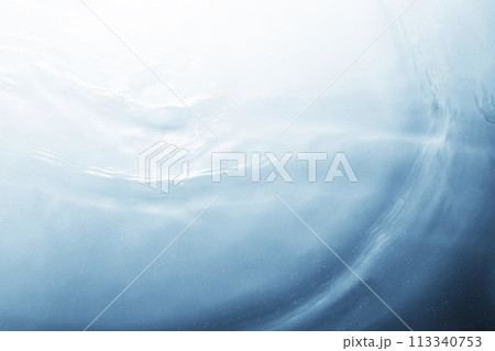動きのある透明感のある水と水面 113340753