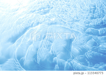 動きのある透明感のある水と水面 113340773
