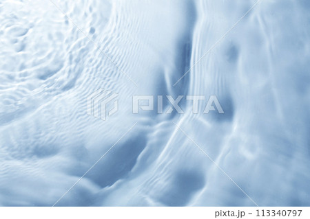 動きのある透明感のある水と水面 113340797