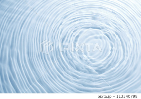 動きのある透明感のある水と水面 113340799