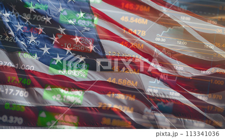 風にはためく星条旗とアメリカのイメージのコラージュ 113341036