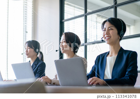 コールセンターで働く女性オペレーター コールセンターで働く女性オペレーター 113341078