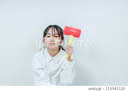 左手でハンマーを握って微笑む女の子 左手でハンマーを握って微笑む女の子 113341120