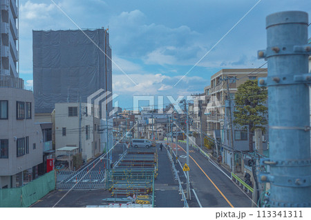 十条 住宅街と道路の風景 十条 住宅街と道路の風景 113341311