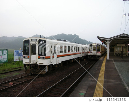 多気駅に停車中のキハ11形気動車 113341338