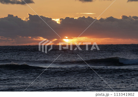 メラメラ上る初日の出06 113341902