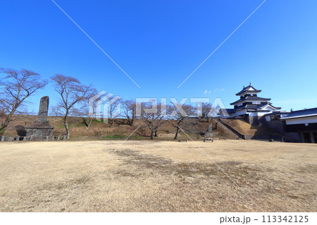 白河小峰城の本丸跡から眺める御三階櫓（城山公園） 113342125