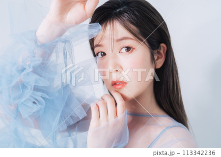若い女性のファッション、ビューティーイメージ 113342236