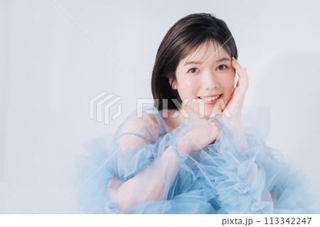 若い女性のファッション、ビューティーイメージ 113342247