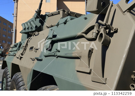 陸上自衛隊の装甲車の装備 施設大隊の装備品 装甲車に備えられたスコップ、つるはし 陸上自衛隊の装甲車の装備 施設大隊の装備品 装甲車に備えられたスコップ、つるはし 113342259