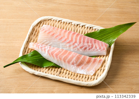 養殖真鯛 柵どり 刺身用 養殖真鯛 柵どり 刺身用 113342339