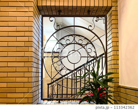 2024年3月　学士会館　レトロな階段 113342362