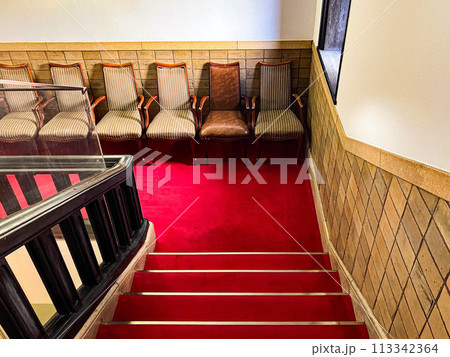 2024年3月　学士会館　レトロな階段 113342364