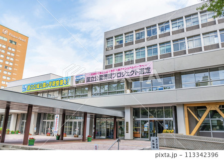 北海道釧路市　晴天の釧路市役所 113342396