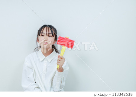 左手にハンマーを握る無表情の女の子 113342539