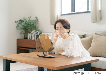 肌荒れを気にする女性 113342628
