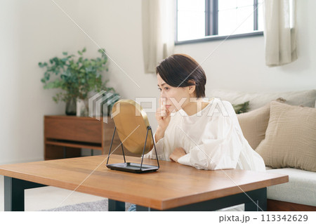 肌荒れを気にする女性 113342629