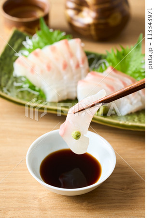 真鯛の刺身を醤油に漬ける 真鯛の刺身を醤油に漬ける 113343971