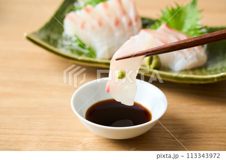 真鯛の刺身を醤油に漬ける 113343972