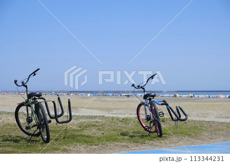 春の大洗サンビーチと浜辺の自転車 春の大洗サンビーチと浜辺の自転車 113344231