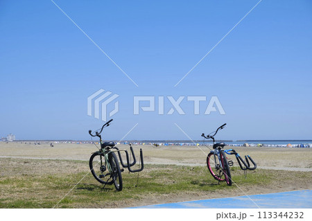 春の大洗サンビーチと浜辺の自転車 113344232
